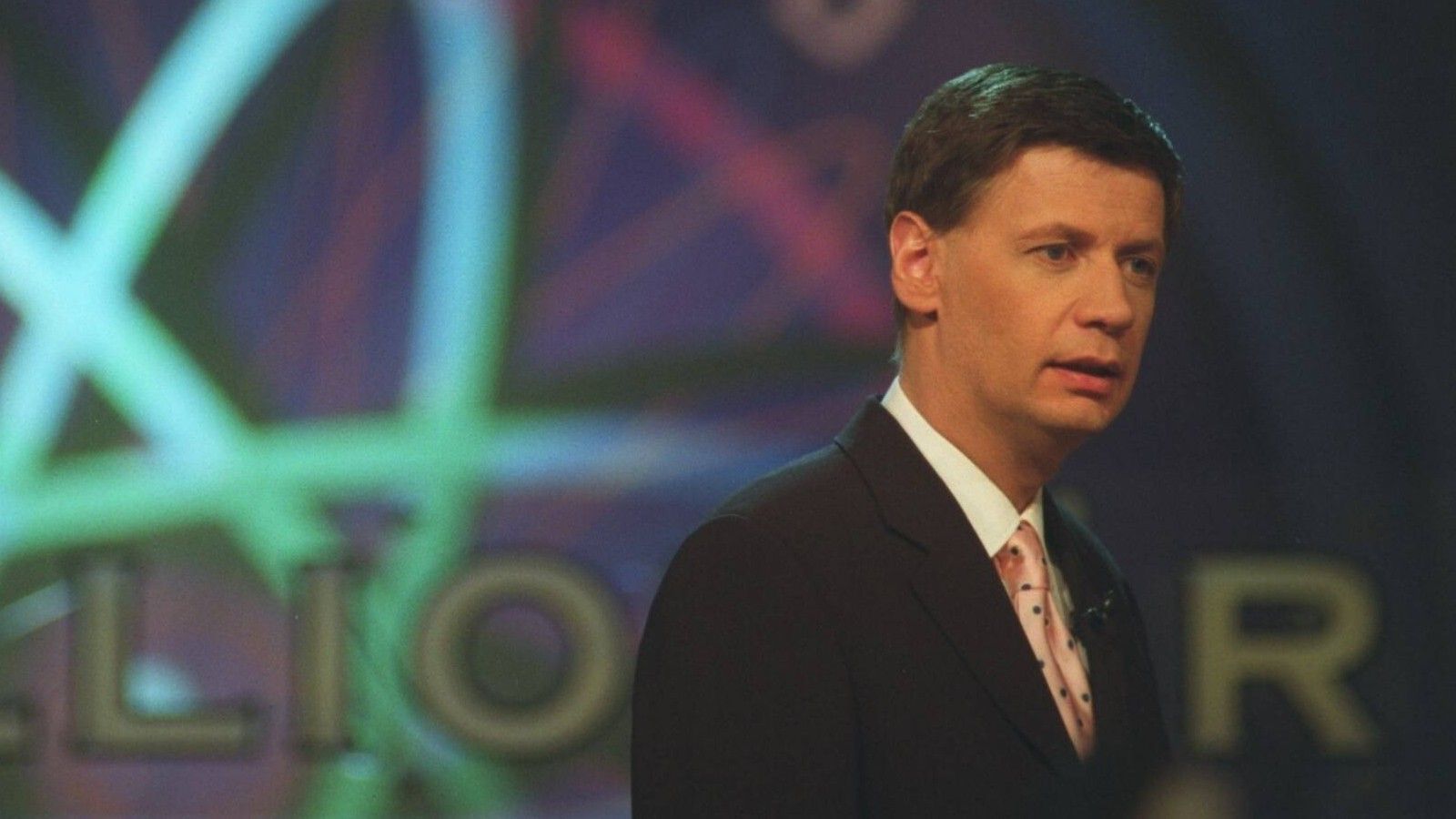 
                <strong>"Wer wird Millionär" läuft erstmals</strong><br>
                Am 3. September 1999 - fast zeitgleich mit dem NFL-Saisonstart - beginnt ein Stück deutscher Fernsehgeschichte. Bei "RTL" geht erstmals die Sendung "Wer wird Millionär" mit Moderator Günther Jauch auf Sendung. Bis heute hält sich der Rateklassiker erfolgreich im Programm.
              