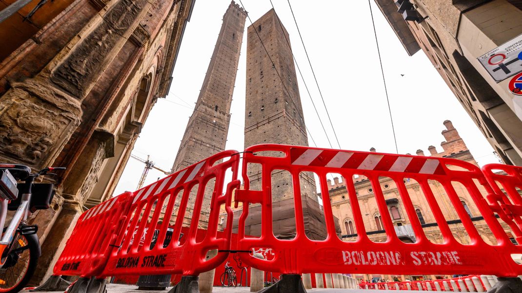 Seit Jahrhunderten ein Wahrzeichen Bolognas: der schiefe Garisenda-Turm. Jetzt könnte er umstürzen.