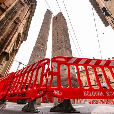 Sorge um den schiefen Turm von Bologna