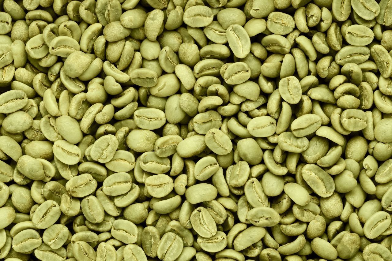Die Kaffeebohnen sind eigentlich nicht braun, sondern grün. Nachdem das Fruchtfleisch entfernt wird, bleiben die grünen Bohnen übrig.