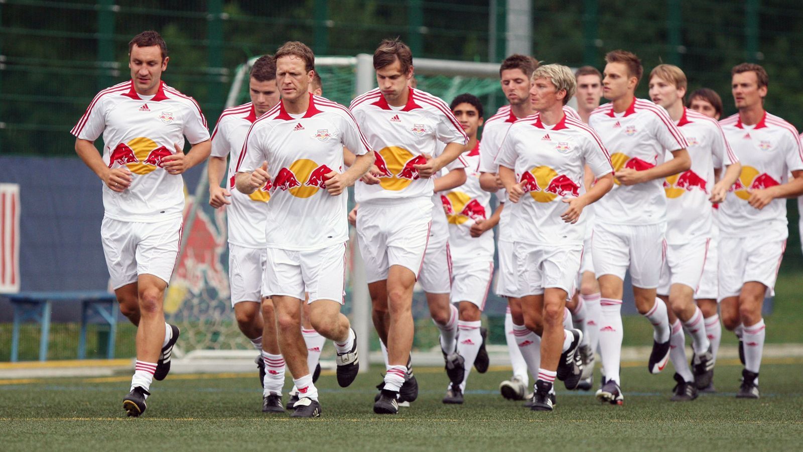 
                <strong>Saison 2009/10: NOFV-Oberliga Süd</strong><br>
                Am 19. Mai 2009 fiel der Startschuss für den heute bekannten Klub RB Leipzig. Damals wurde der Verein RasenBallsport Leipzig e. V. gegründet und übernahm das Startrecht von drei Mannschaften des SSV Markranstädt in der Oberliga. Unterstützt vom österreichischen Brausehersteller Red Bull sollte in Leipzig innerhalb weniger Jahre Bundesliga-Fußball zu sehen sein - und es kam, trotz zwischenzeitlicher Schwierigkeiten, tatsächlich genau so. Im ersten Jahr des Bestehens marschierten die Sachsen um Trainer Tino Vogel durch die Oberliga Süd. Dank im Profifußball etablierter Neuzugänge wie Ex-Nationalspieler Ingo Hertzsch (li.), Thomas Kläsener, Torhüter Sven Neuhaus oder Timo Rost holte Leipzig mit 80 Punkten souverän den Meistertitel und stieg somit umgehend in die Regionalliga auf.
              