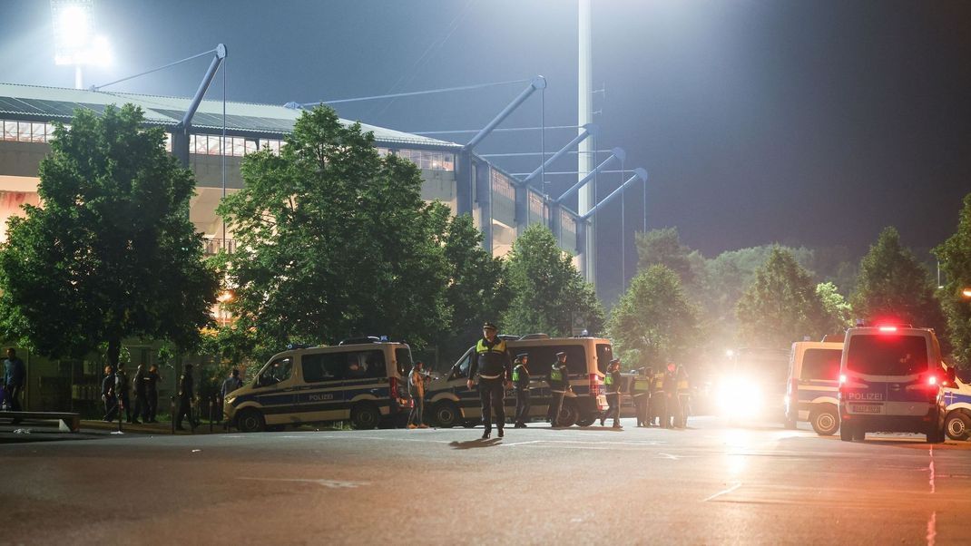 Polizeieinsatzkräfte sichern ein Fußballstadion.