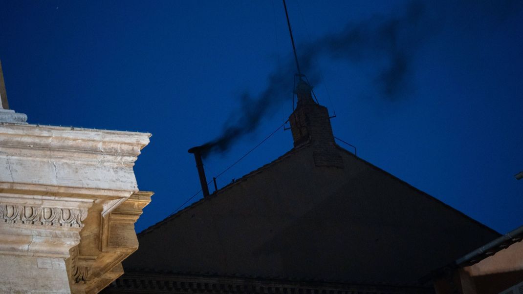 Nach einem erfolglosen Wahlgang geht die Suche nach dem neuen Papst weiter.