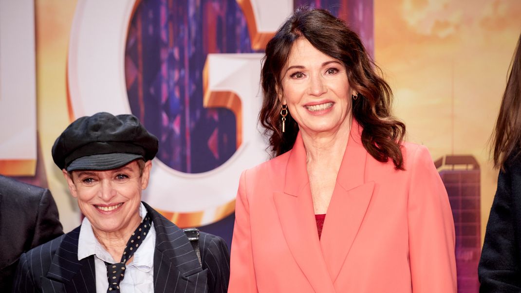 Katharina Thalbach und Iris Berben auf dem roten Teppich bei der Premiere von "Sing - Die Show deines Lebens" im Zoo Palast in Berlin.
