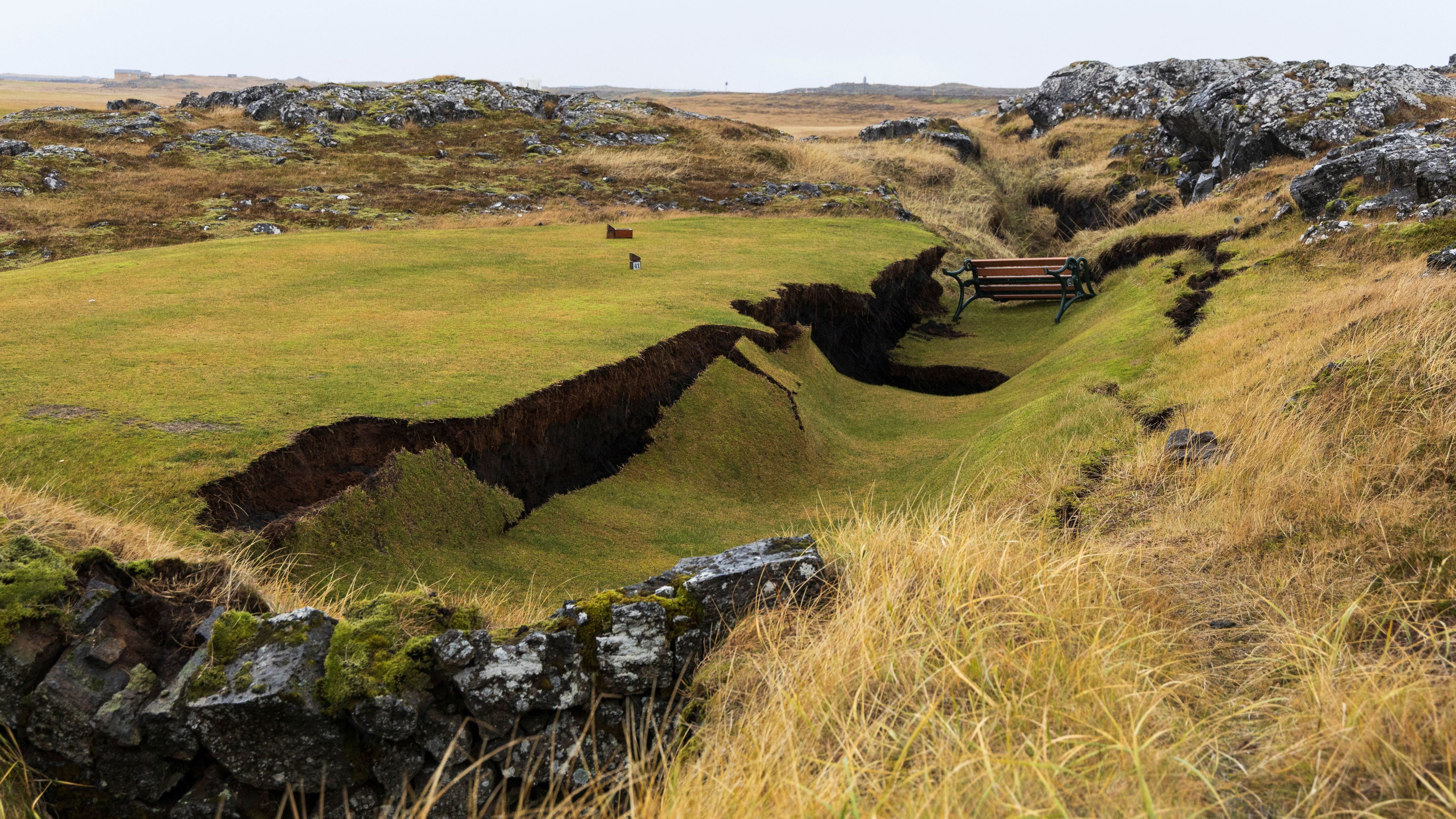 Massive Schäden gibt es auch an einem Golfplatz nahe dem Fischerort Grindavik.&nbsp;