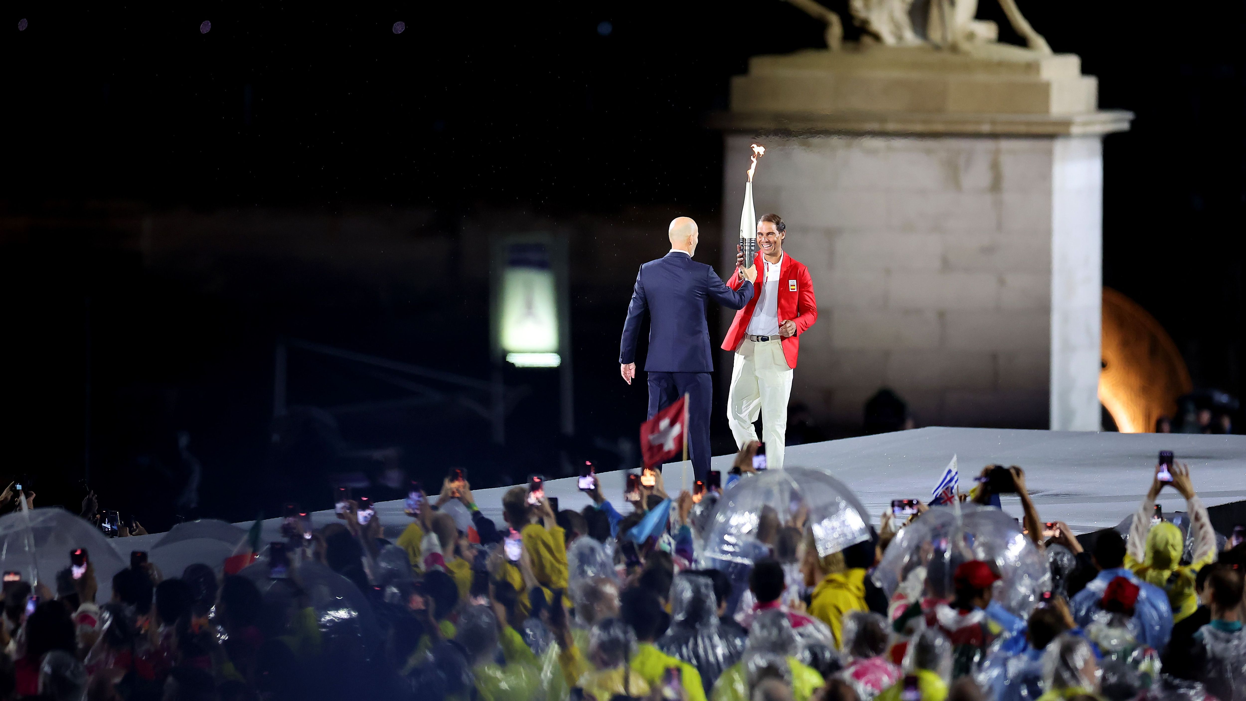 <strong>Olympia 2024: Die besten Bilder der Eröffnungsfeier in Paris</strong><br>Und übergibt sie an Tennis-Ikone Rafael Nadal.