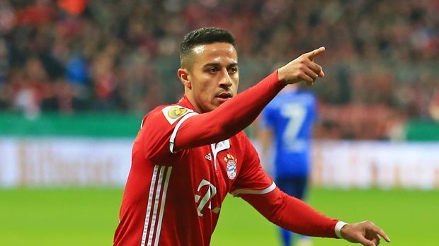 
                <strong>Thiago (FC Bayern München)</strong><br>
                Thiago (FC Bayern München): Als Zehner der Dreh- und Angelpunkt des Bayern-Spiels. Dazu wird Thiago auch immer torgefährlicher, jetzt trifft der Spanier sogar schon mit dem Kopf. Quasi ohne Fehler am Ball. Derzeit gilt mehr denn je: Thiago oder nix! Aber schon gar nix! ran-Note: 1,5
              