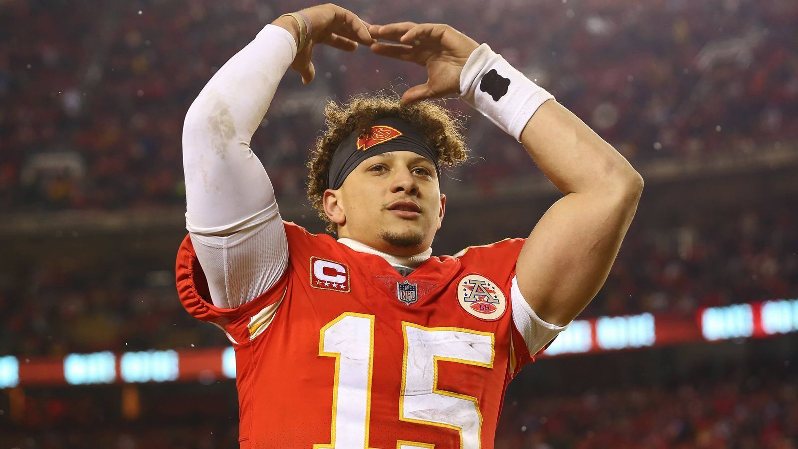 
                <strong>Gewinner: Patrick Mahomes</strong><br>
                Er ist der große Durchstarter der Saison 2018 und krönt sich völlig zurecht zum MVP. Der Erstrundenpick von 2017 geht erstmals als Starter in die Saison, verwandelt fast jedes Spiel in ein Spektakel - Stichwort: No-Look-Pass - und stellte einen Rekord nach dem anderen auf. Wahrscheinlich verhindert nur der Münzwurf im AFC-Championship-Game gegen die New England Patriots vor der Overtime seine Super Bowl-Teilnahme. Es bleibt die Erkenntnis: diesem Mann gehört die Zukunft.
              