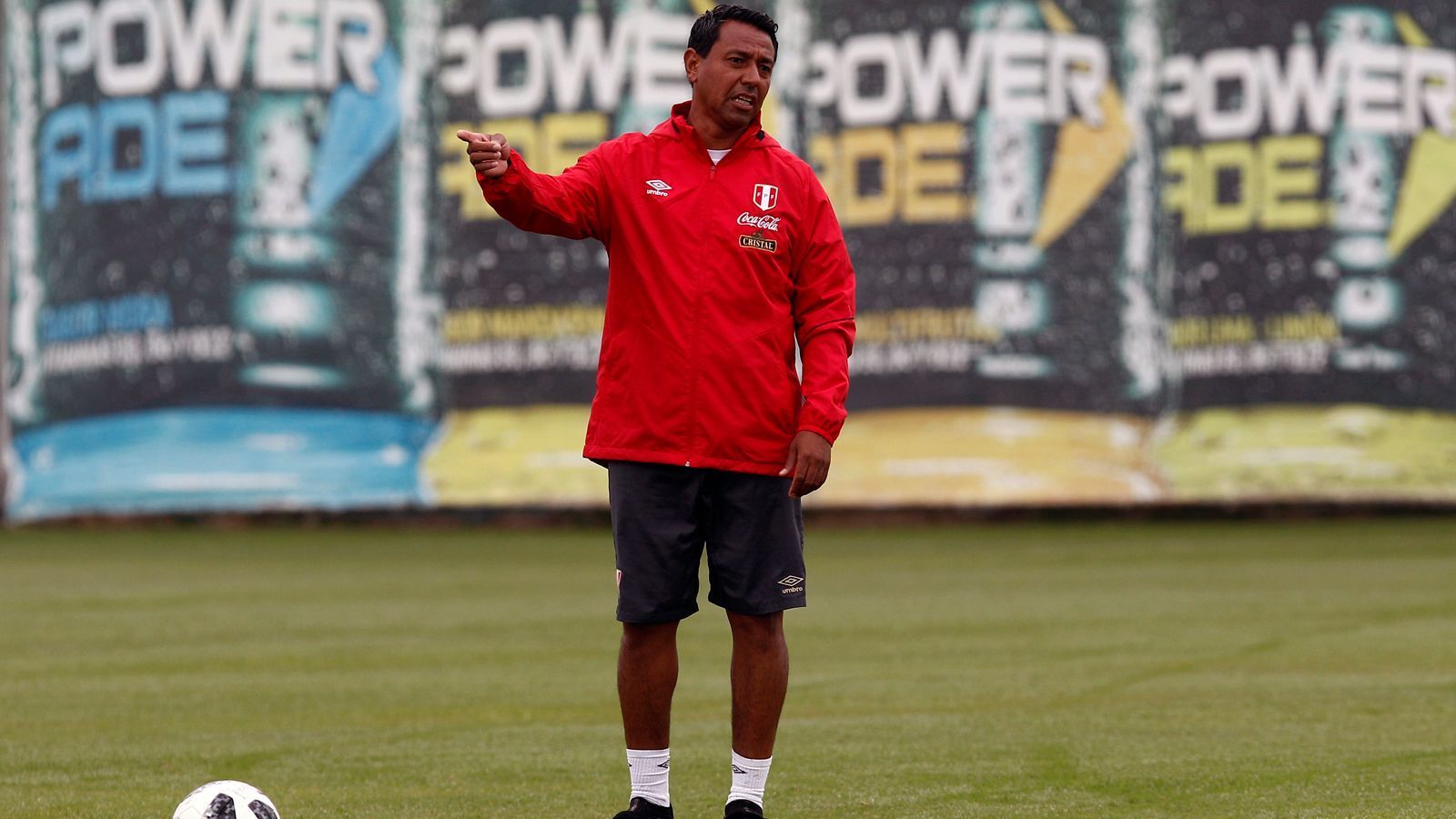 
                <strong>Nolberto Solano</strong><br>
                Corona-Party ist auch wieder das richtige Stichwort, um die Verfehlung des früheren peruanischen Fußball-Stars Nolberto Solano zu beschreiben. Der einstige Profi von Newcastle United wurde trotz einer Ausgangssperre auf einer Party von der Polizei aufgegriffen und sogar vorübergehend in Gewahrsam genommen. "Er wurde zu einer Polizeistation gebracht, später aber wieder auf freien Fuß gesetzt", berichtet der TV-Sender "RPP". "Was ich getan habe, war nicht gut. Ich war in einem Haus, das nicht mein Haus ist. Ich habe viele gesehen, die das auch machen. Ich denke, dass aus dieser Situation mehr gemacht wird, als es ist", rechtfertigte sich Solano bei "RPP".
              