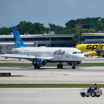 Flugzeuge von JetBlue und Spirit Airlines