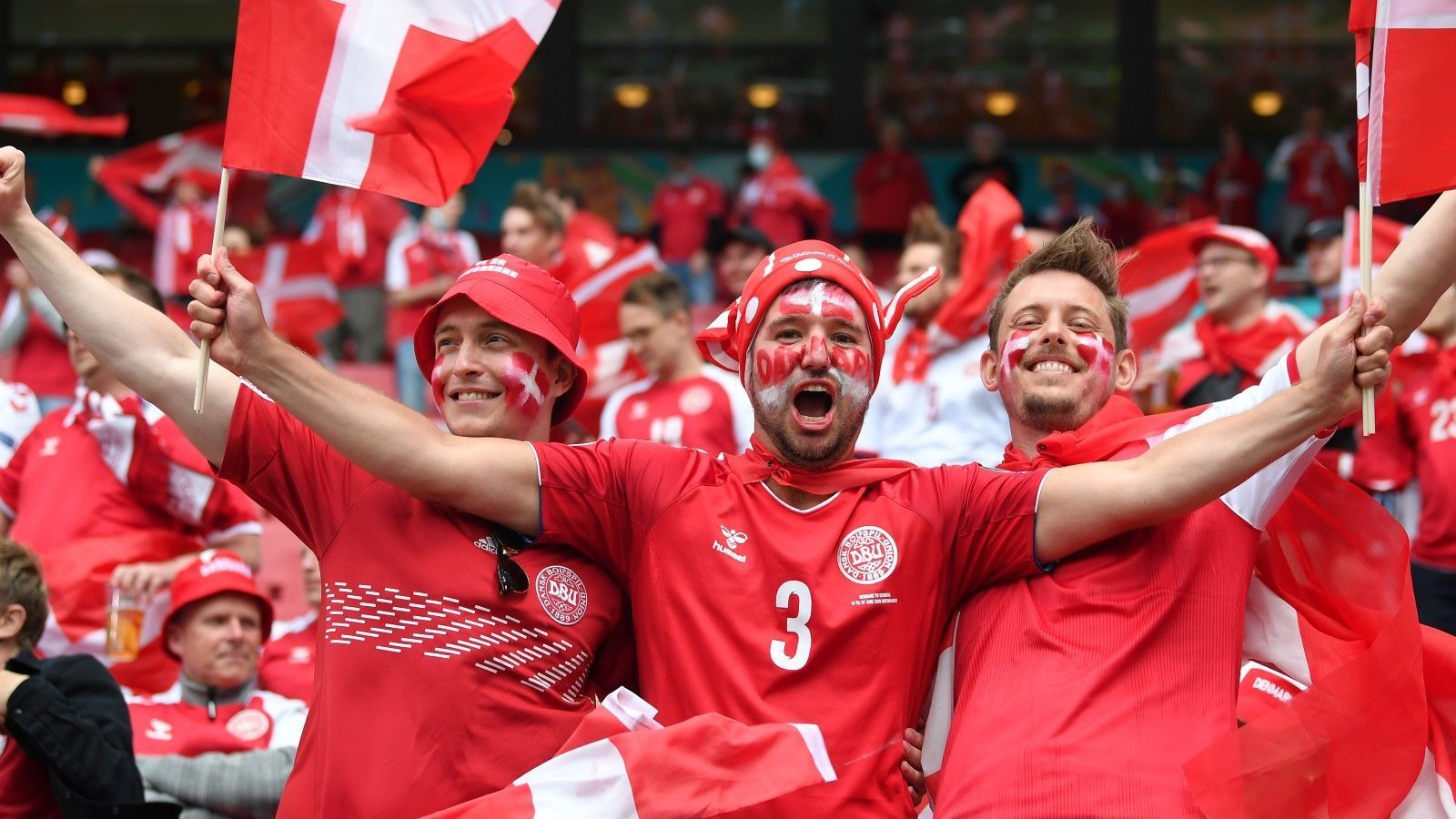 
                <strong>Dänen in Stimmung</strong><br>
                Im Stadion sind die dänischen Fans bereits weit vor Anpfiff in bester Laune.
              