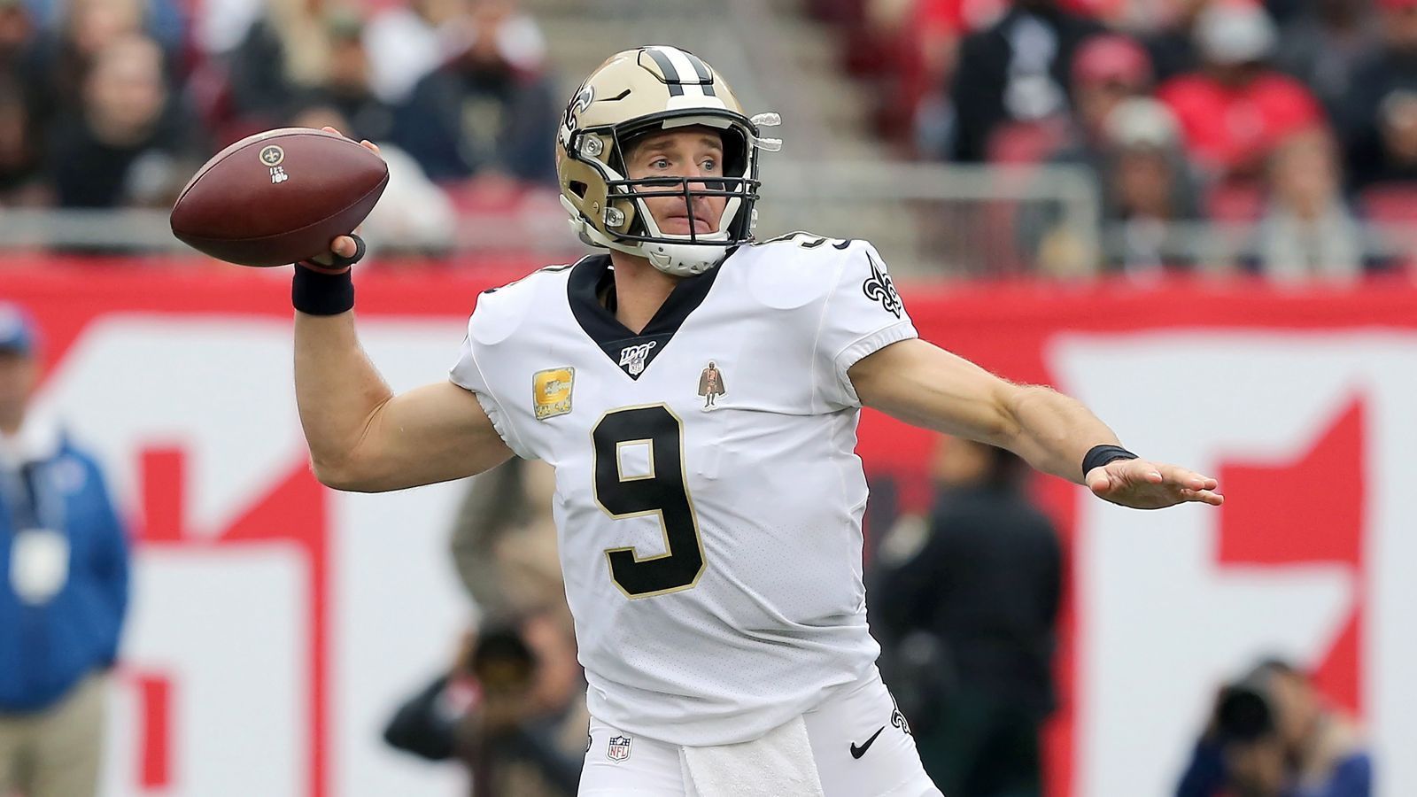 
                <strong>Tampa Bay Buccaneers at New Orleans Saints</strong><br>
                Drew Brees und seine Saints treffen am Sonntag ab 22:15 Uhr, live auf ProSieben und im Livestream auf ran.de, auf das neue Team von Tom Brady, die Tampa Bay Buccaneers. "Tampas Defense kann Brees nicht stoppen", sagt Stecker.
              