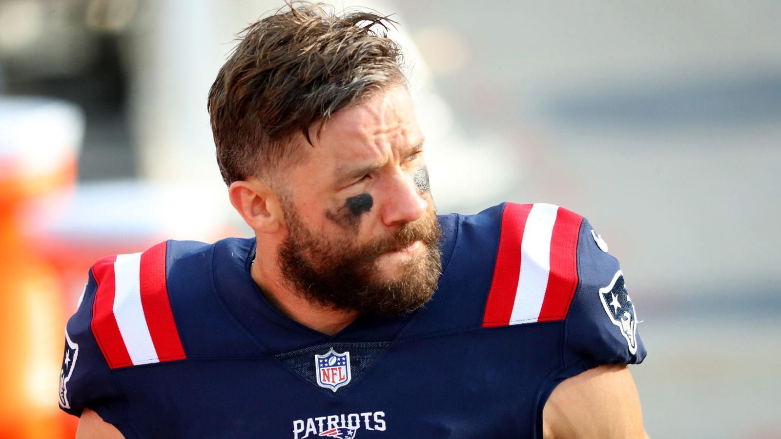
                <strong>Wide Receiver</strong><br>
                Die größte Baustelle der Patriots-Offense ist sicherlich die mangelnde Qualität im Receiving-Corps. Selbst der einzig zuverlässige Wideout, Julian Edelman, könnte Medienberichten zufolge das kommende Jahr verletzungsbedingt verpassen. Ohne Edelman fingen die Patriots-Receiver 2020 die ligaweit zweitwenigsten Bälle und landeten bei den Receiving-Yards nur auf Platz 30. Der ehemalige Erstrundenpick N'Keal Harry konnte sein Potenzial nie auf dem Platz zeigen, Jakobi Meyers ist nicht mehr als ein Rollenspieler. Die Patriots müssen auf der Position nachlegen - in der Free Agency und auch beim kommenden Draft.
              