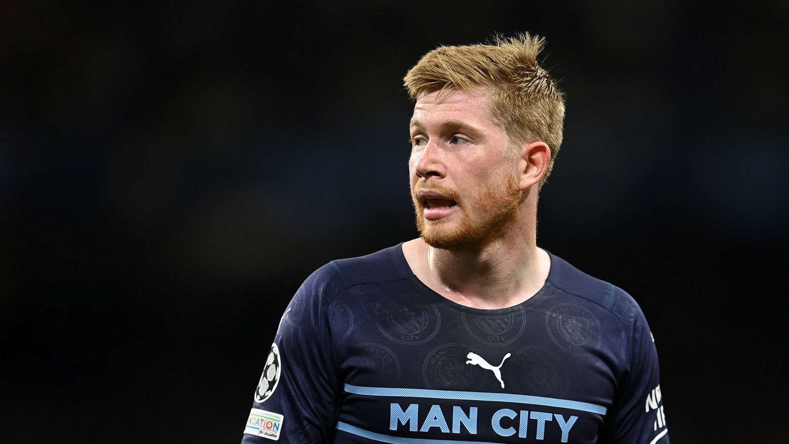 
                <strong>Kevin de Bruyne</strong><br>
                Versucht es in der ersten Halbzeit zwei-, dreimal aus der Distanz, bleibt aber ungefährlich und setzt nach 20 Minuten Bernardo Silva in Szene, der allerdings an Thibaut Courtois scheitert. Kann dem Spiel nicht wie gewohnt seinen Stempel aufdrücken. Wirkt müde und verlässt nach 72. Minuten den Platz. ran-Note: 4
              