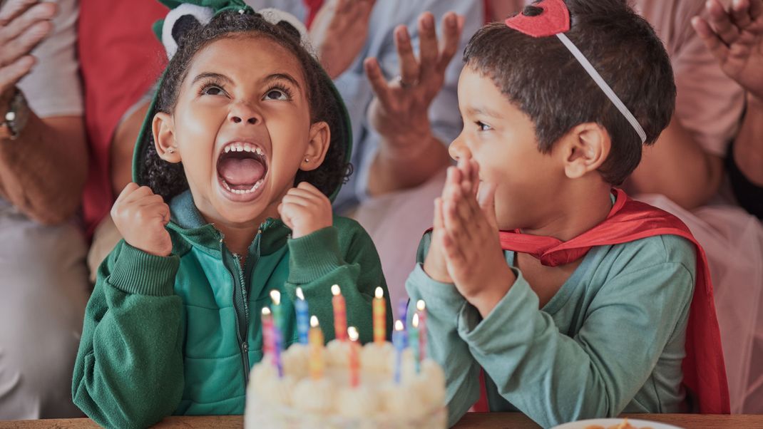 Zu einem richtigen Kindergeburtstag gehören natürlich eine amtliche Torte und jede Menge Snacks. Rezeptideen dafür findest du hier.