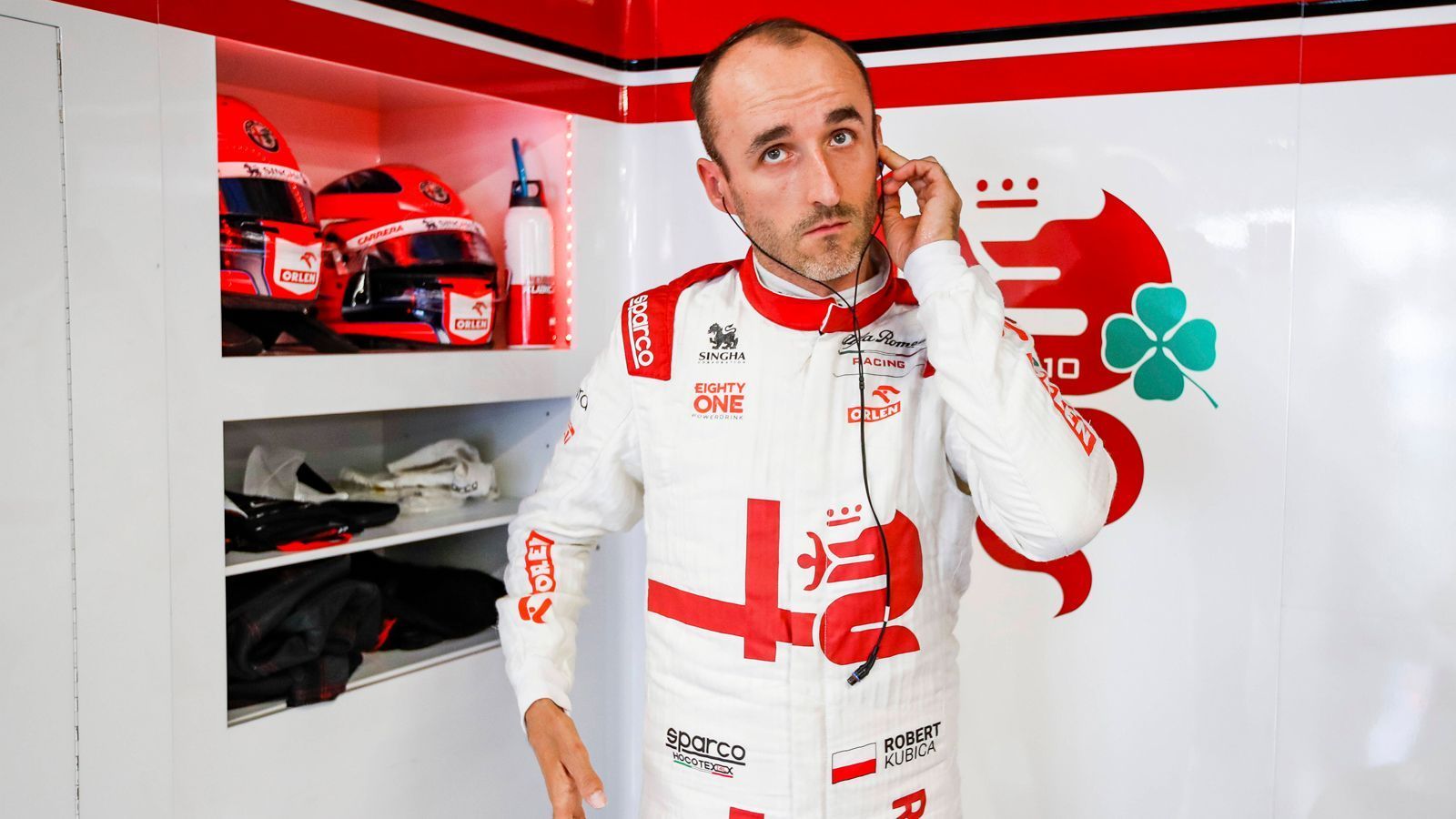 
                <strong>Robert Kubica</strong><br>
                Der polnische Routinier fuhr in dieser Saison bereits zwei Mal im Alfa Romeo. Er sprang beim Großen Preis der Niederlande und dem Großen Preis von Italien für Kimi Räikkönen ein. Dabei landete er auf Platz 15 und Platz 14, beide Male hinter seinem Teamkollegen Antonio Giovinazzi. Er selbst sagt über ein mögliches Engagement bei Alfa Romeo: "Man sollte niemals nie sagen." Der 36-Jährige käme nur als Übergangslösung in Betracht.
              