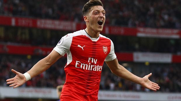 
                <strong>Mesut Özil: Vom Vorlagengeber zum Torjäger?</strong><br>
                Für Werder Bremen, Real Madrid und den FC Arsenal erzielt Mesut Özil hervorragende Assist-Werte. Seine Torquote ist hingegen überschaubar. Mehr als 0,22 Tore pro Partie (2009/10) gelingen ihm pro Saison nicht. Aktuell dreht der Spielmacher den Spieß um. Auch Arsene Wenger meint: "Es scheint, als ist er auf den Geschmack gekommen, Tore zu schießen." Macht Özil so weiter, hätte er mit durchschnittlich 0,6 Toren pro Spiel eine bessere Quote als der Torschützenkönig der Premier League vergangene Saison - Harry Kane gelangen im Schnitt 0,56 Treffer pro Partie. 
              