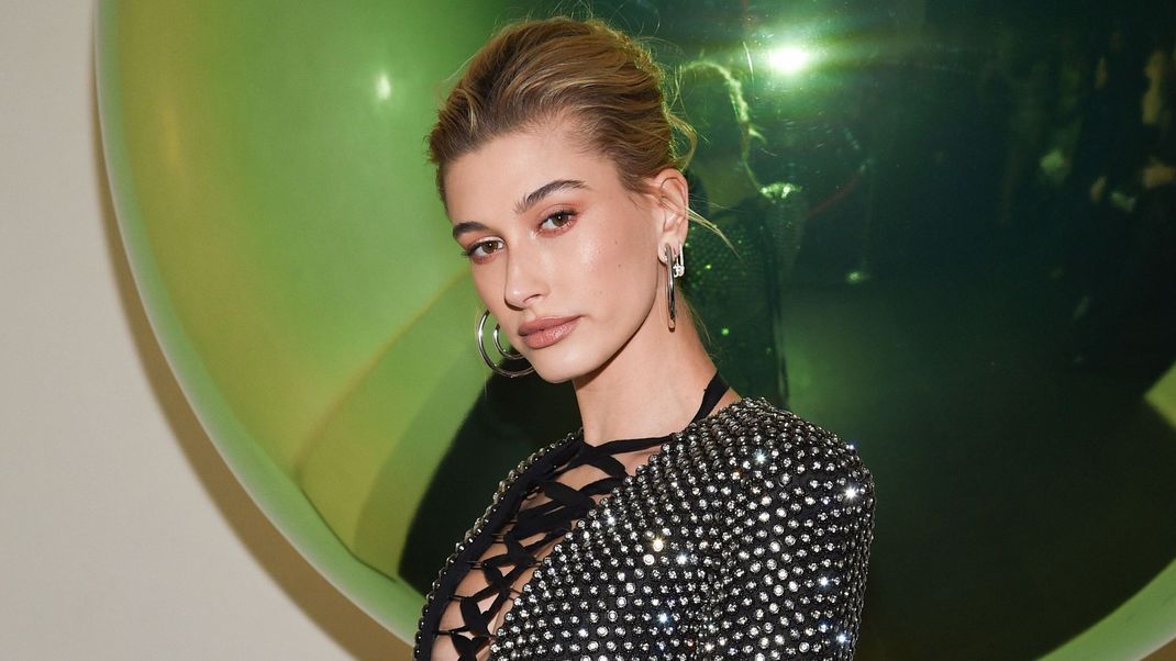 Hailey Bieber trägt ihr Baby Hair zum Messy Bun. Die Kombi ist nicht nur richtig angesagt, sondern lässt sich auch besonders easy nachstylen.