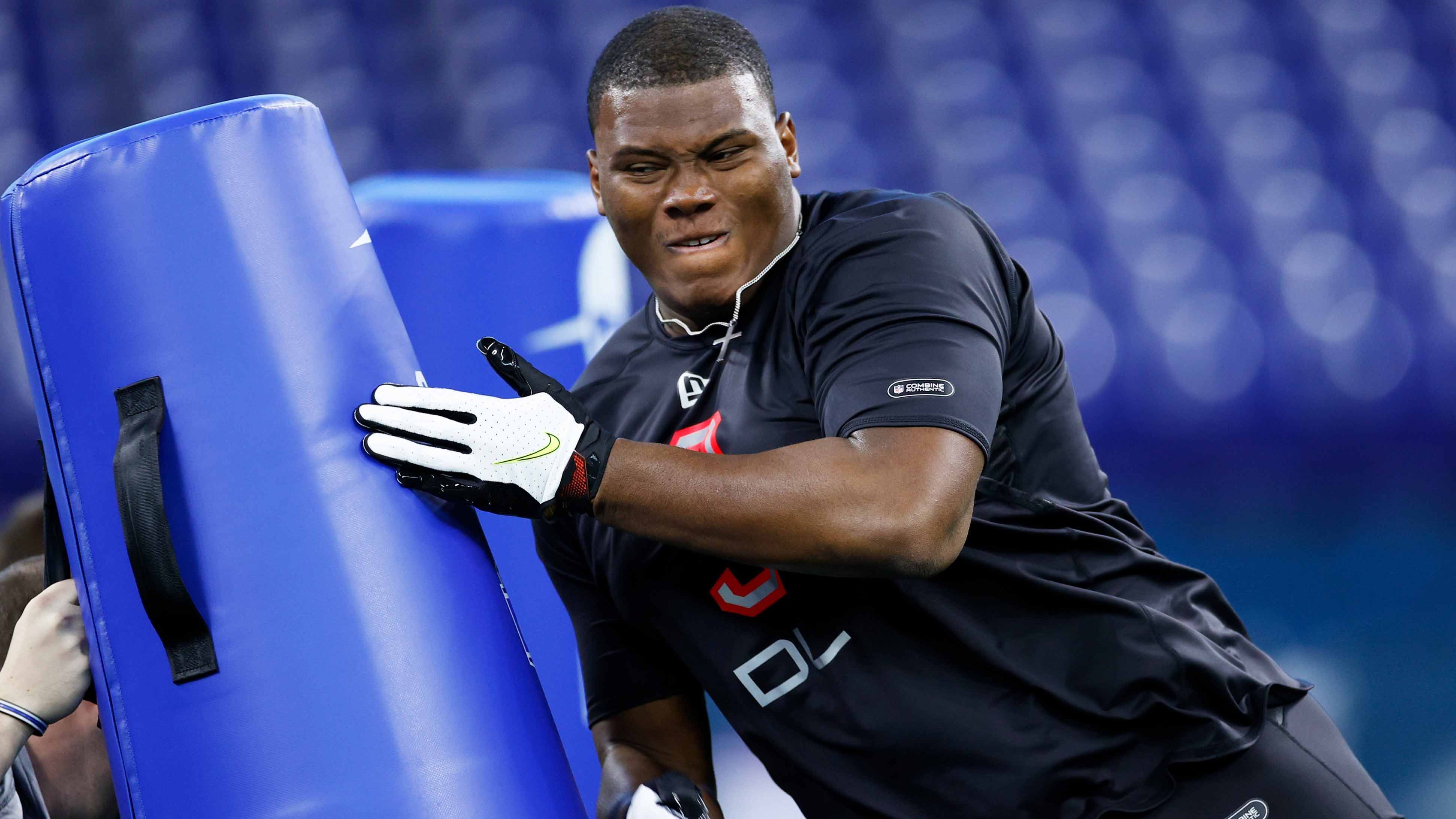 
                <strong>Derrick Brown (Defensive Tackle, Auburn)</strong><br>
                Mit seinen 1,96 Meter und knapp 144 Kilogramm ist Derrick Brown eine Naturgewalt. Im College spielte er meistens als Defensive Tackle. Auch mehrere Offensive Linemen konnte er ohne Probleme umrennen. Seine große Stärke liegt in der Run-Defense, da er trotz seiner körperlichen Masse sehr beweglich ist. Auch im Pass-Rush überzeugte er regelmäßig und kam auf vier Sacks und zwei forcierte Fumbles. Egal ob Quarterback oder Running Back, wenn er den Angreifer zu fassen bekommt, wird es meistens unschön für den Spieler. Vom Spielstil könnte man ihn mit Marcell Dareus von den Jacksonville Jaguars vergleichen. 
              