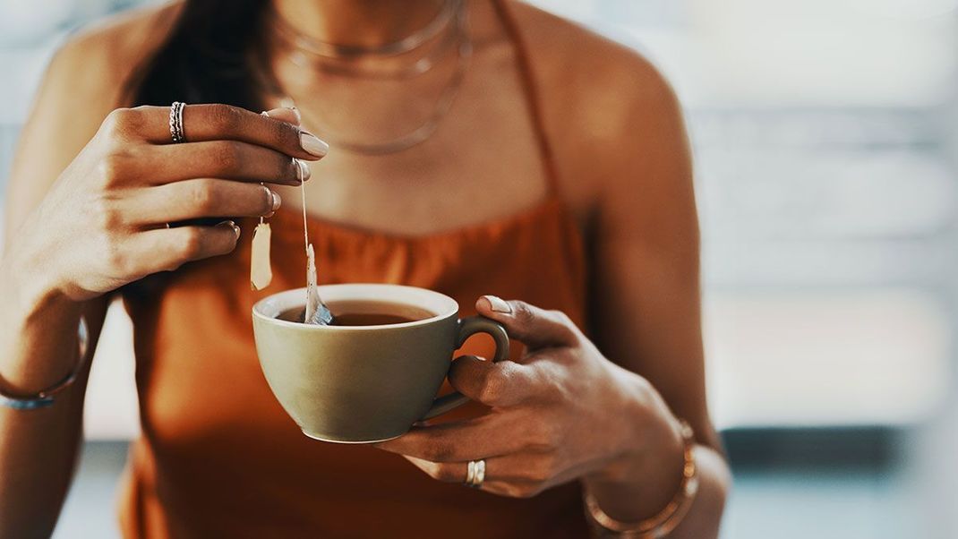 Beauty-Tipp: Wir verraten euch, warum ihr Schwarzen Tee in eure Beauty-Routine integrieren solltet.