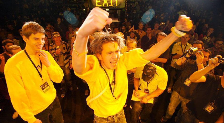 
                <strong>Andries Smit (2006)</strong><br>
                In 2006 überraschte ein Youngstar alle seine Gegner. Der erst 17-jährige Lokalmatador Andries Smit konnte mit der Unterstützung seiner Fans bis zum Titel stürmen. Für den Sieger des Vorjahres, Chris Bullard, war hingegen schon in der Gruppenphase Schluss.
              