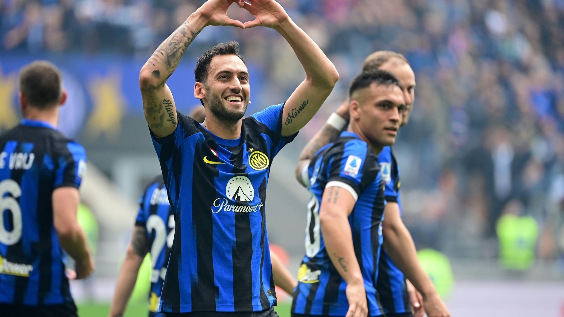 <strong><strong></strong>Hakan Calhanoglu (Inter Mailand)</strong><br>Calhanoglu ist ein elementarer Bestandteil des Mailänder Mittelfelds mit seinen 31 Jahren. Der Deutsch-Türke erzielte unter anderem ein Tor und eine Vorlage in den beiden Halbfinalbegegnungen gegen den FC Barcelona. Wenn er fit war, hat er in der laufenden Saison immer gespielt.