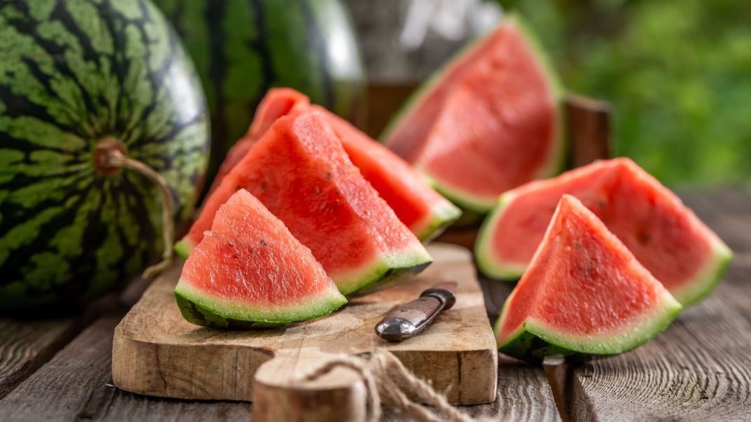 Wie uns die roten Ecken helfen, Gewicht zu reduzieren? Verraten wir dir! Außerdem haben wir geniale Rezepte mit Wassermelone für dich.