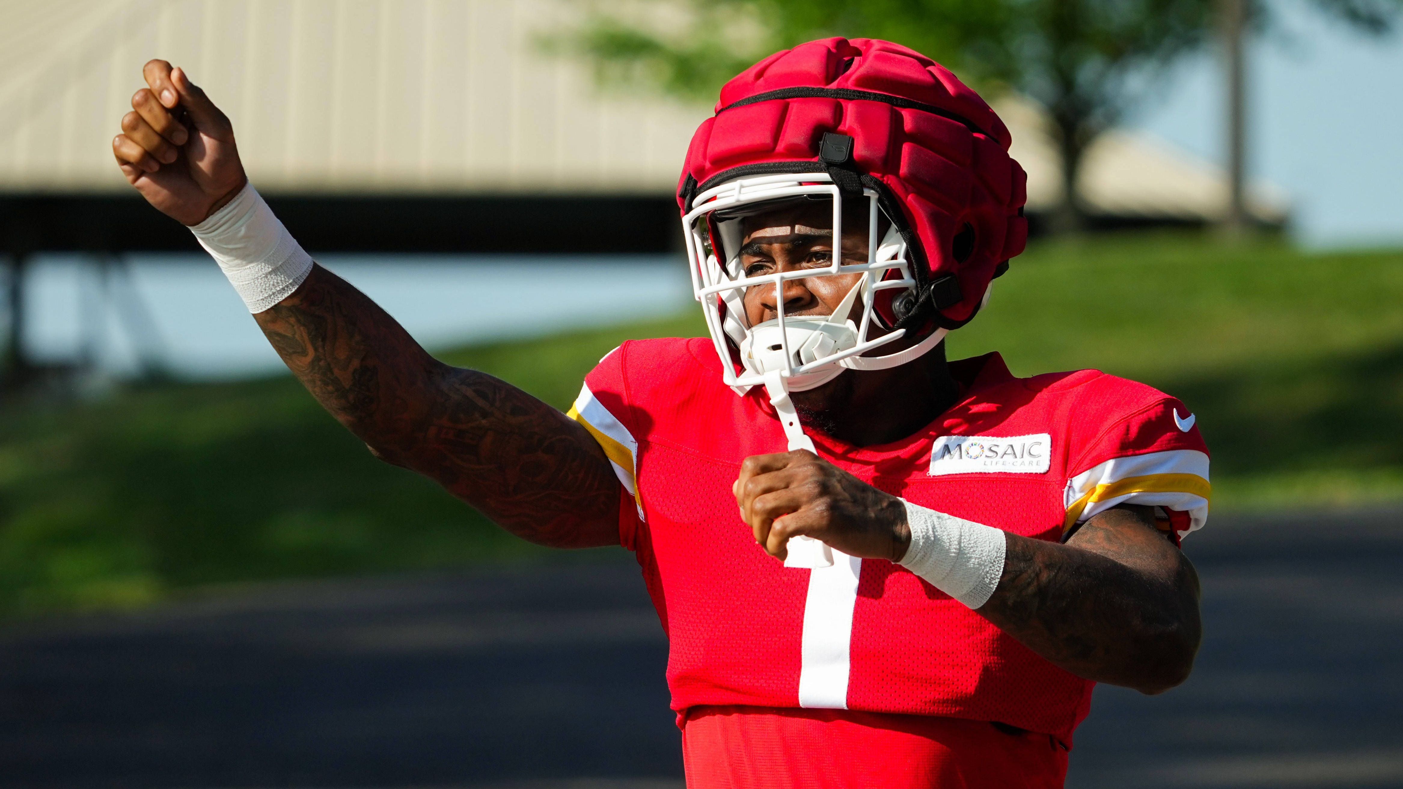 <strong>Jerick McKinnon und Isiah Pacheco (Running Back | Kansas City Chiefs)</strong><br>Die Tage des früheren Erstrundenpicks Clyde Edwards-Helaire sind wohl endgültig gezählt, die Chiefs setzen in der kommenden Saison auf das Rusher-Duo Pacheco und McKinnon (im Bild). Wer einen guten dritten oder vierten Running Back in seinem Fantasy-Team sucht, macht mit einem dieser beiden nichts falsch.