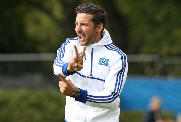 
                <strong>Das ist HSV-Coach Josef "Joe" Zinnbauer</strong><br>
                Kein Wunder also, dass Kreuzer Zinnbauer noch während seiner Amtszeit als Coach der zweiten Mannschaft nach Hamburg holte. Mit seinem Team holte er in dieser Saison in der Regionalliga bislang acht Siege in Folge mit einem Torverhältnis von 27:5.
              