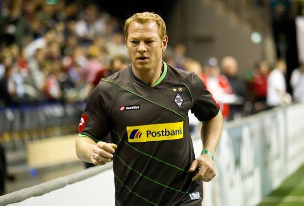 
                <strong>Jörg Albertz</strong><br>
                Jörg Albertz spielte als Profifußballer bei insgesamt neun Vereinen. Neben dem Hamburger SV und Borussia Mönchengladbach war er auch fünf Jahre bei den Glasgow Rangers aktiv, in China wurde er zum Fußballer des Jahres gewählt.
              