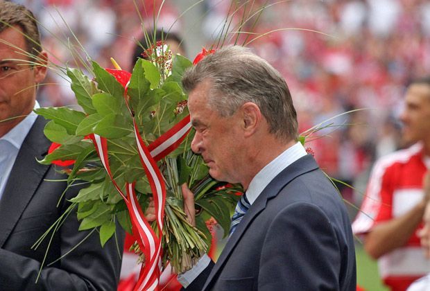 
                <strong>Abschied unter Tränen</strong><br>
                ...und verlässt nun endgültig den Verein. Seine Tränen kann Hitzfeld bei seiner emotionalen Verabschiedung in der Allianz Arena nicht mehr zurückhalten.
              