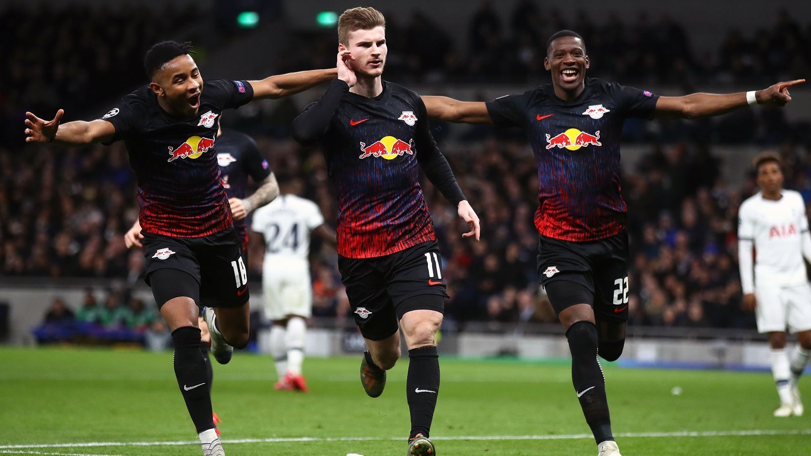 
                <strong>Tottenham Hotspur - RB Leipzig 0:1 (Achtelfinal-Hinspiel 2019/20)</strong><br>
                Die Leipziger selbst waren die letzte Mannschaft (zusammen mit dem FC Bayern München), die in der K.o-Phase der Champions League in England gewannen. Im Achtelfinal-Hinspiel der Saison 2019/20 setzte sich die damalige Mannschaft von Julian Nagelsmann auswärts bei Tottenham Hotspur mit 1:0 durch. Timo Werner, der später zum FC Chelsea wechselte, erzielte den entscheidenden Treffer per Elfmeter. Im Rückspiel gewannen die Sachsen dann sogar mit 3:0.
              