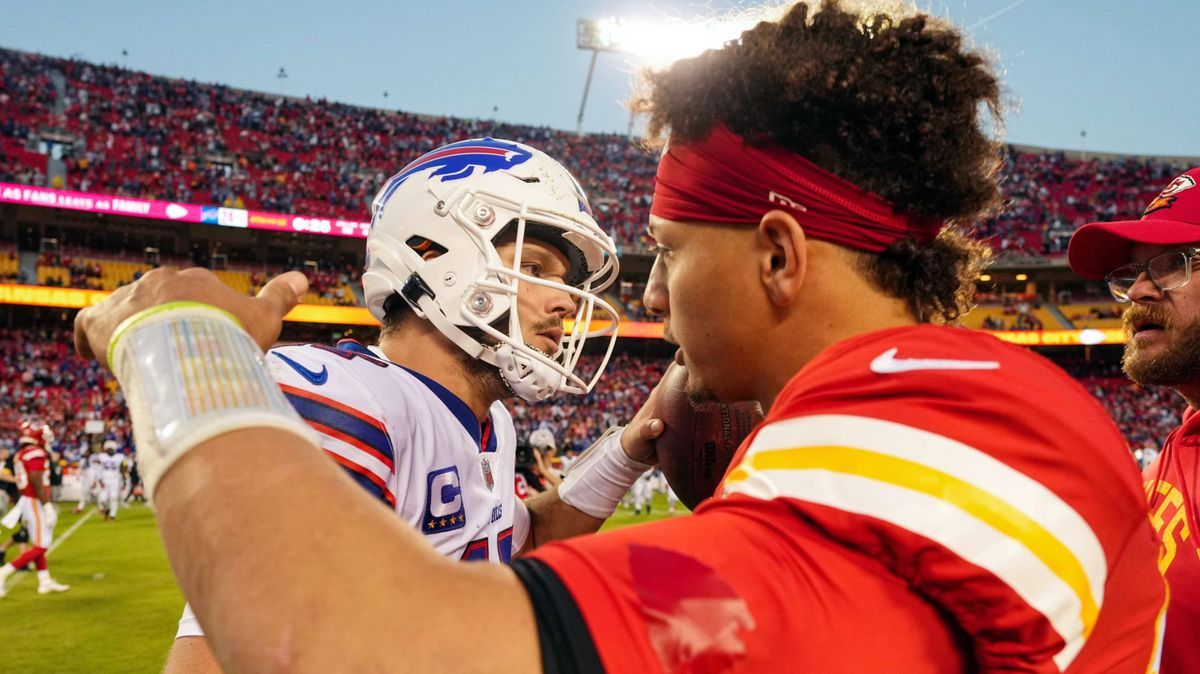 NFL, American Football Herren, USA Buffalo Bills at Kansas City Chiefs Oct 16, 2022; Kansas City, Missouri, USA; Buffalo Bills quarterback Josh Allen (17) hugs Kansas City Chiefs quarterback Patric...