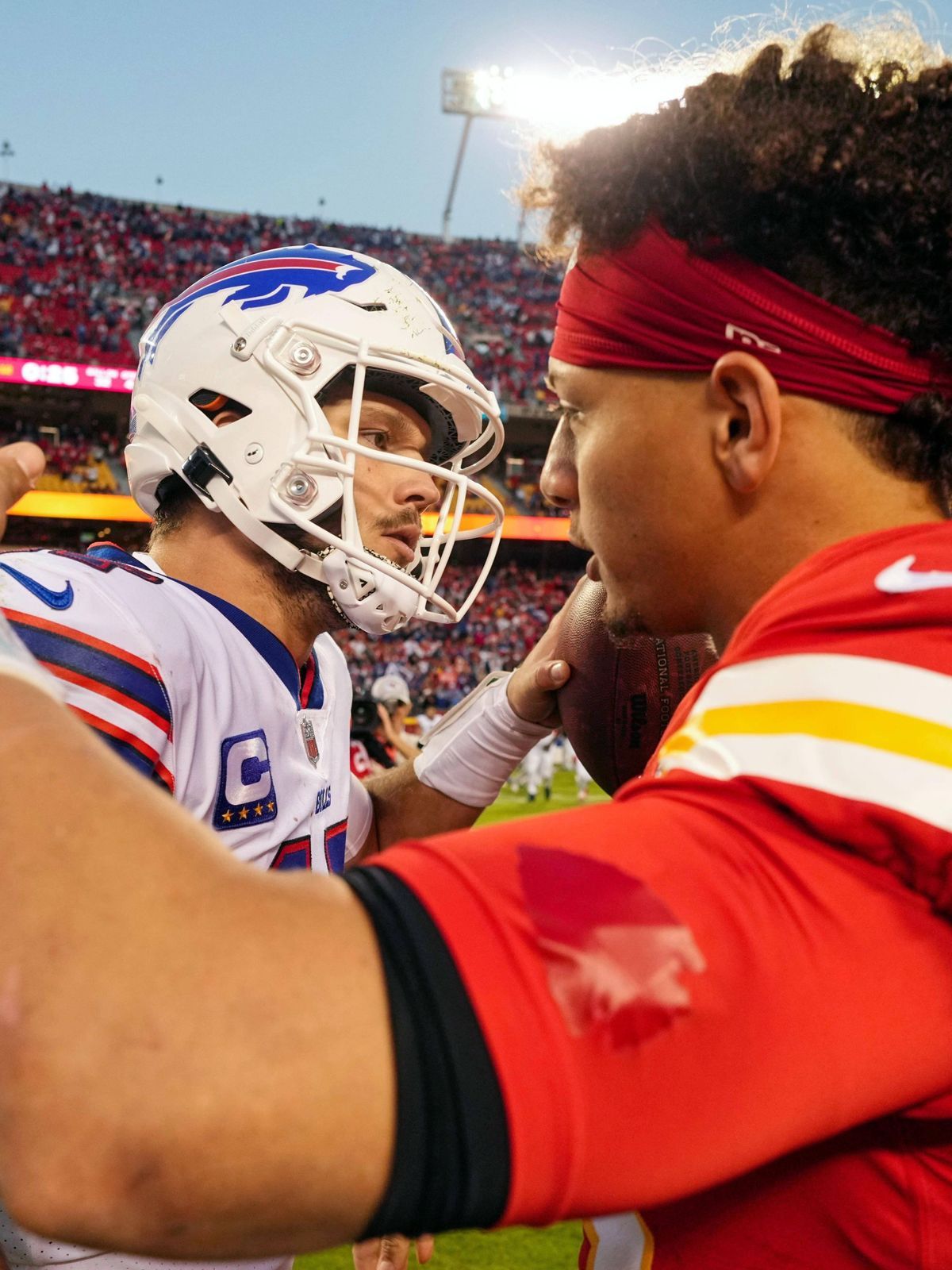 NFL, American Football Herren, USA Buffalo Bills at Kansas City Chiefs Oct 16, 2022; Kansas City, Missouri, USA; Buffalo Bills quarterback Josh Allen (17) hugs Kansas City Chiefs quarterback Patric...