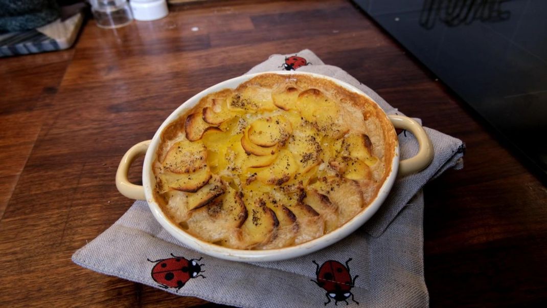 Cremige Soße, hauchdünne Kartoffelscheiben - das zeichnet den Klassiker Kartoffelgratin aus.