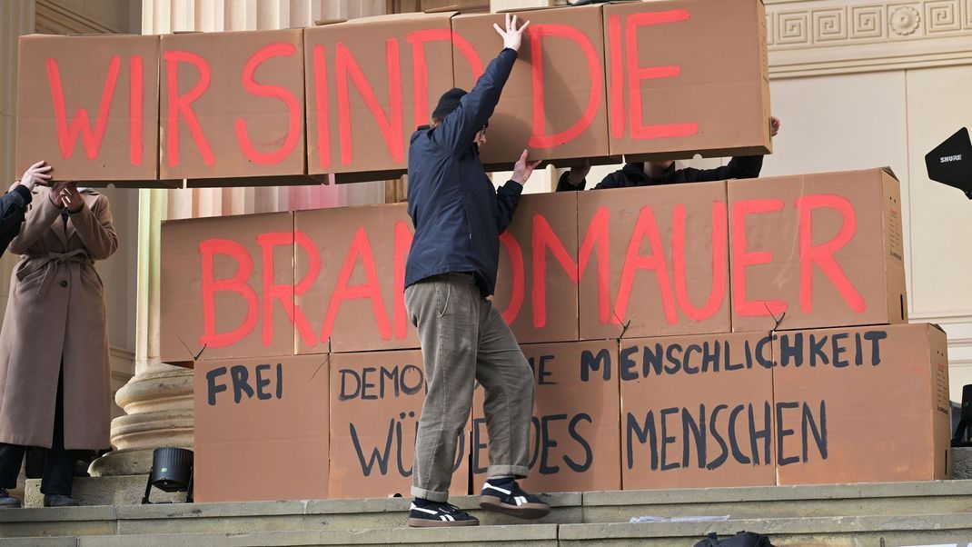 Eine neue Studie kommt zu dem Fazit: Die viel diskutierte Brandmauer zur AfD steht. (Symbolbild)