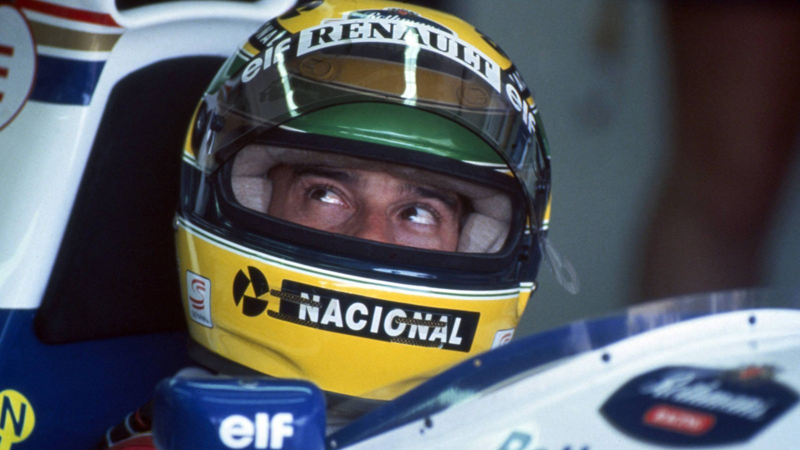 
                <strong>Ayrton Senna: Als die Formel 1 ihre Seele verlor</strong><br>
                Bei Senna sitzt der Schock tief, er weint. Formel-1-Chefarzt Sid Watkins fragt ihn: "Was willst du noch beweisen? Hör auf und lass uns angeln gehen." Senna wäre am liebsten gegangen, doch er bleibt. Wirklich fahren will er aber auch nicht.
              