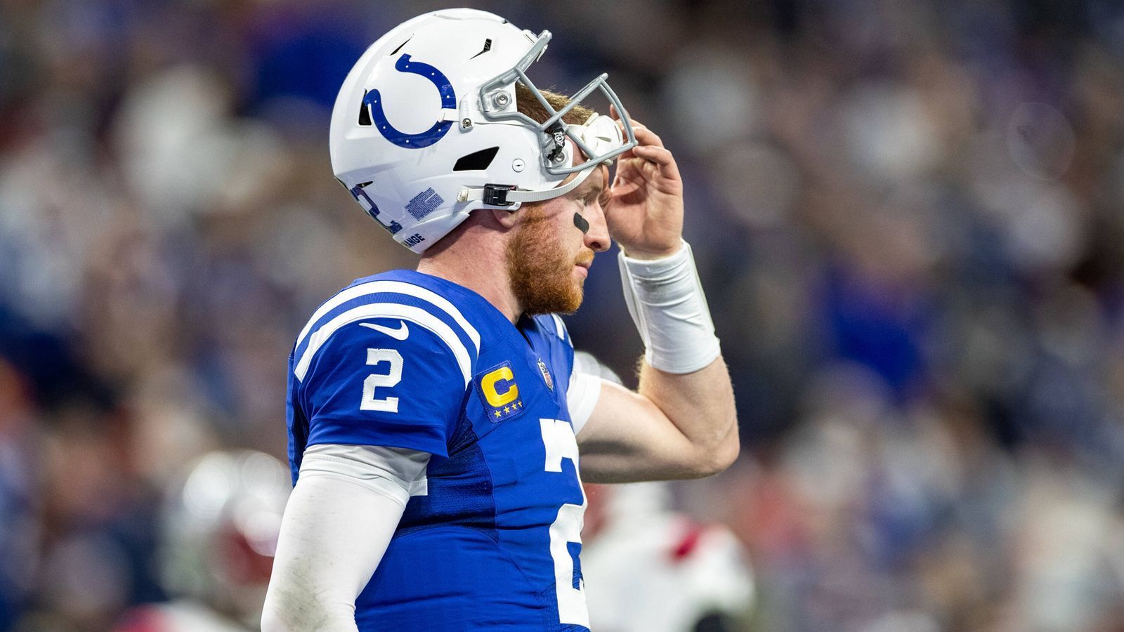 
                <strong>Carson Wentz und die Indianapolis Colts</strong><br>
                Auch bei den Indianapolis Colts konnte Quarterback Carson Wentz die kritischen Stimmen über ihn nicht verstummen lassen. Zwar warf der 29-Jährige für 3.563 Passing-Yards, bei 27 Touchdowns und nur sieben Interceptions, allerdings begünstigte er auch das vermeidbare Playoff-Aus der Colts am letzten Spieltag bei der 11:26 Niederlage gegen die Jacksonville Jaguars. Dort konnte Wentz nur für 185 Yards werfen, bei einer Completion-Rate von 58,6 Prozent und einem Touchdown und einer Interception. Dadurch sieht der Wentz-Trade der Colts mit den Philadelphia Eagles auch immer schlechter aus. Durch das Aus der Colts erhalten die Eagles dieses Jahr einen wertvolleren Erstrunden-Pick der Colts. Alles andere als eine gelungene Saison in Indiana.
              