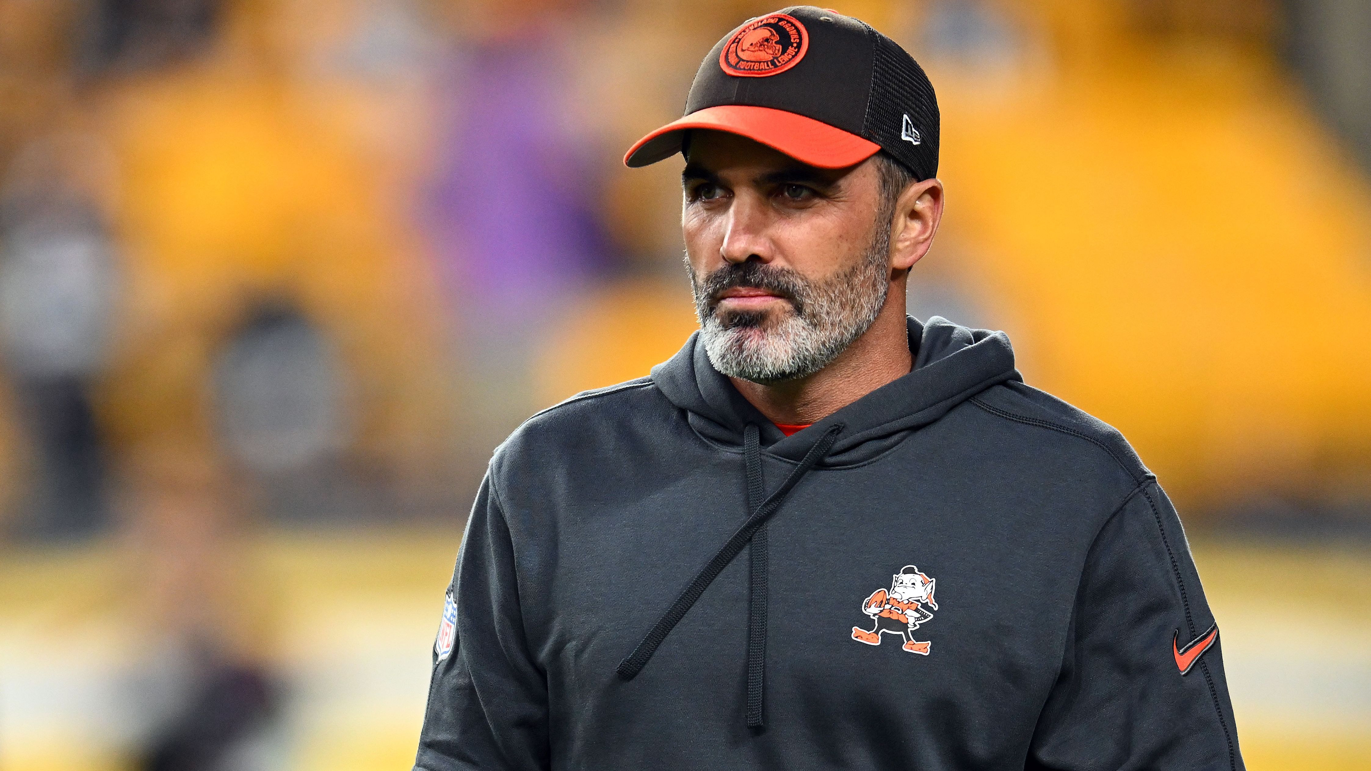 <strong>Kevin Stefanski (Cleveland Browns)</strong><br>Stefanski steht nicht erst seit neuestem in der Kritik, dass sein Playcalling gerne mal einseitig wird und er Deshaun Watson, der 230 Millionen Dollar fix verdient, nicht ans Laufen kriegt. Neben Brandon Staley von den Los Angeles Chargers sitzt er wohl auf dem heißesten Trainerstuhl der Liga.