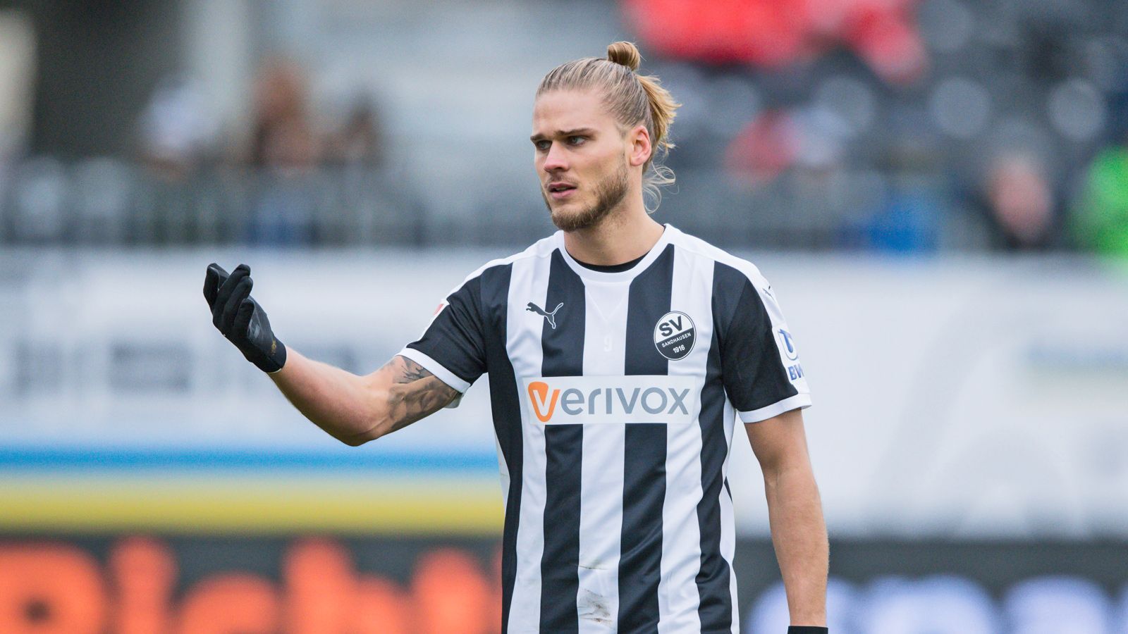 
                <strong>Rurik Gislason</strong><br>
                Noch vor der WM 2018 hatte der Isländer seinen Vertrag beim Zweitliga-Klub SV Sandhausen bis 2020 verlängert. Der Blondie fühlte sich offenbar wohl bei uns in Deutschland, schon vor seinem Engagement in Sandhausen ging er für einen Bundesliga-Klub auf Torejagd.
              