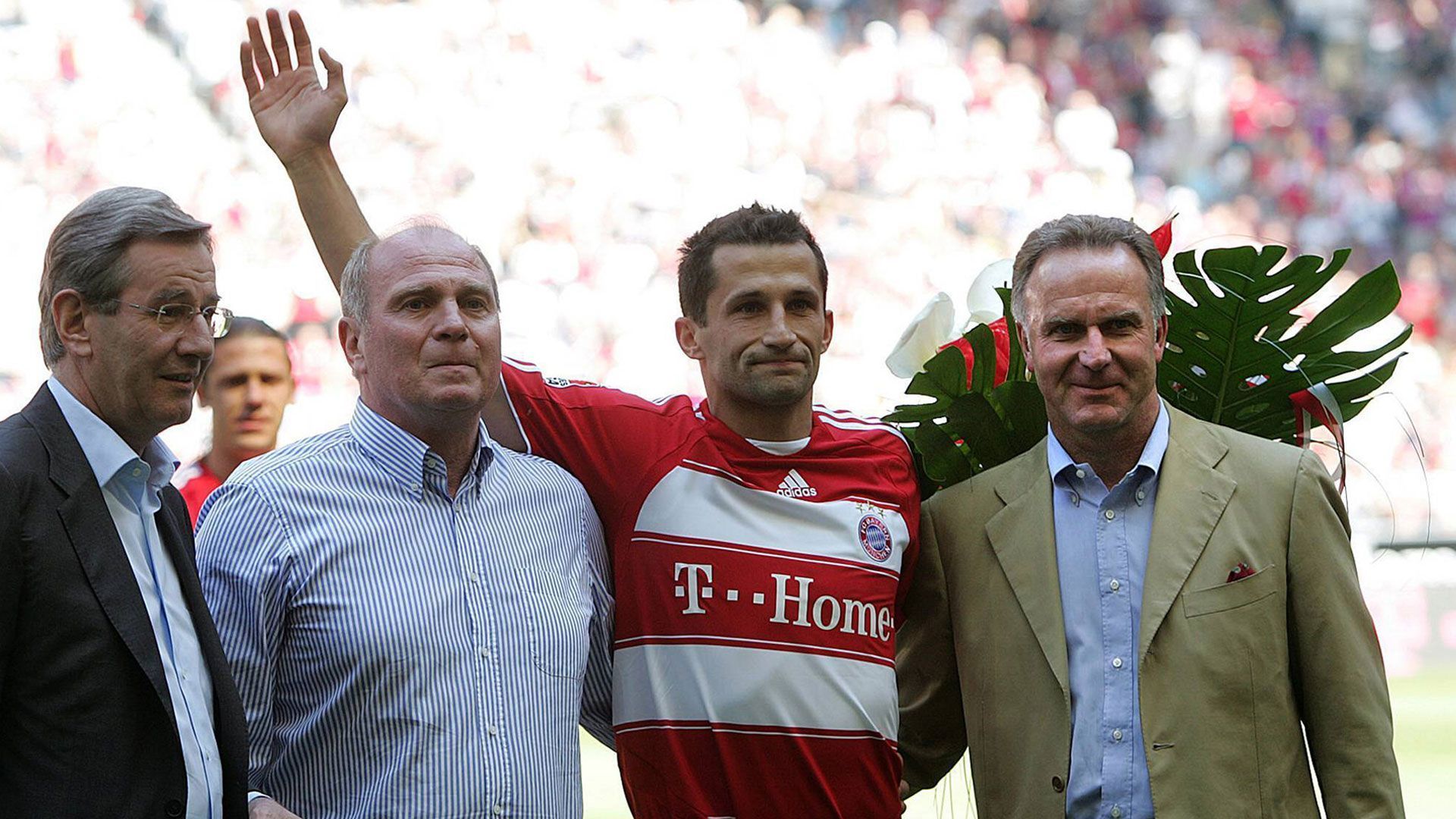 
                <strong>Hasan Salihamidzic</strong><br>
                Wechsel zur Saison: 2007/08 -Pflichtspiele für den FC Bayern: 365 -Pflichtspieltore für den FC Bayern: 47 -Aufnehmender Verein: Juventus Turin
              