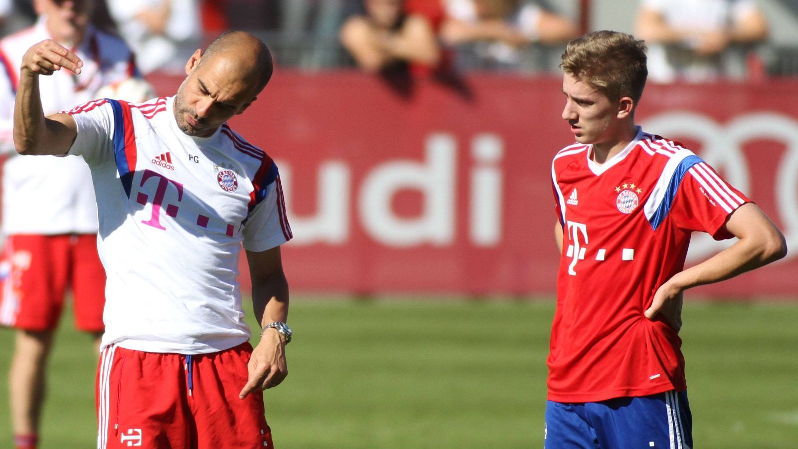 
                <strong>Sinan Kurt</strong><br>
                Kennt noch jemand Sinan Kurt? 2014 war es eine große Sache, als der Teenager damals ohne Bundesliga-Erfahrung mit reichlich Nebengeräuschen direkt aus Gladbachs U19 zu den Bayern wechselte. Er galt als Riesen-Talent, wartete aber bei den Bayern vergeblich auf seinen Durchbruch, sorgte stattdessen mit einem Helikopterflug für Negativ-Schlagzeilen. Kurt versuchte sich unter anderem noch bei der Hertha, doch seine Karriere geriet immer wieder ins Stocken. 2023 unternimmt er in der vierten türkischen Liga bei Karaman FK einen neuen Anlauf.
              