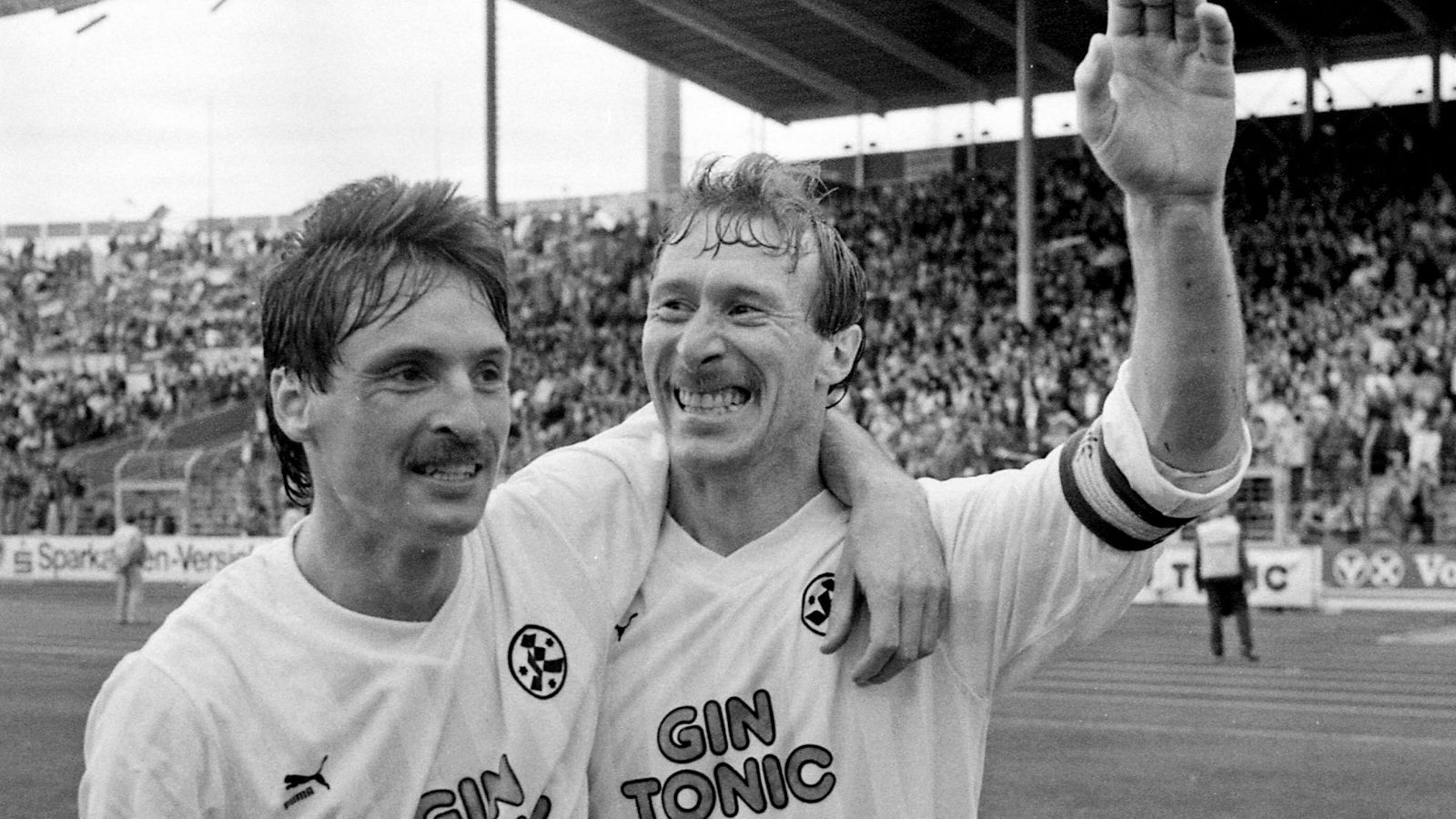 
                <strong>Stuttgarter Kickers</strong><br>
                Der Absturz der Kickers von ganz oben begann in der Saison 1991/92 mit dem Abstieg aus der Bundesliga. Im Anschluss spielten die Schwaben mit Unterbrechungen zwar noch sieben Saisons in der 2. Bundesliga, ganz nach oben ging es aber nie mehr. Kurz nach der Jahrtausendwende fielen die Stuttgarter endgültig aus dem Profi-Fußball raus, waren nur noch dritt- bzw. viertklassig. 2017/18 ging es sogar noch weiter runter, in der aktuellen Saison kicken die Kickers nur noch in der Oberliga. Trotz des Abstiegs ist eine Insolvenz kein Thema, einige Sponsoren sind an Bord geblieben. Der große Knall konnte im Frühjahr aber nur verhindert werden, weil die Mitglieder aus Präsidium und Aufsichtsrat auf Forderungen von 1,5 Millionen Euro verzichtet haben. Die Kickers haben für die laufende Saison aber ihre Budgetziele erreicht.
              