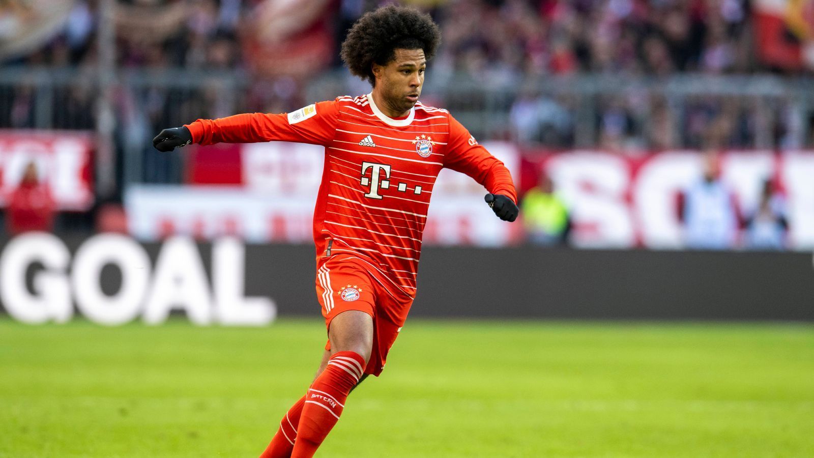 
                <strong>Serge Gnabry (FC Bayern München)</strong><br>
                Der Nationalspieler ersetzt Müller ebenfalls nach 69 Minuten und hat einen schlechten Start, als er Bellingham drei Minuten später im eigenen Strafraum umhaut und somit Can den Elfmeter zum Ehrentreffer ermöglicht. Sein Heber zum vermeintlichen 5:1 wird wegen Abseits aberkannt (85.). ran-Note: Ohne Bewertung
              