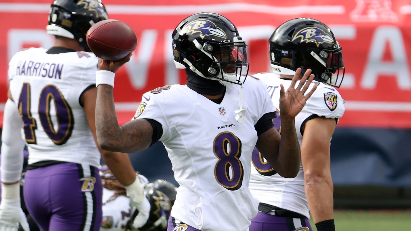 
                <strong>Baltimore Ravens - Kann Lamar Jackson entlastet werden?</strong><br>
                Lamar Jacksons Saison 2019 war überragend, letztes Jahr fiel er etwas ab. Die NFL scheint sich auf sein Spiel eingestellt zu haben, es fehlt die Entlastung. Jetzt sind den Ravens die Running Backs Justice Hill und J.K. Dobbins weggebrochen. Alles andere als gute Nachrichten vor dem Saisonstart. Finden John Harbaugh und Co. einen Weg, ihren Franchise-Player wieder in die 2019er-Spur zu kriegen?  
              