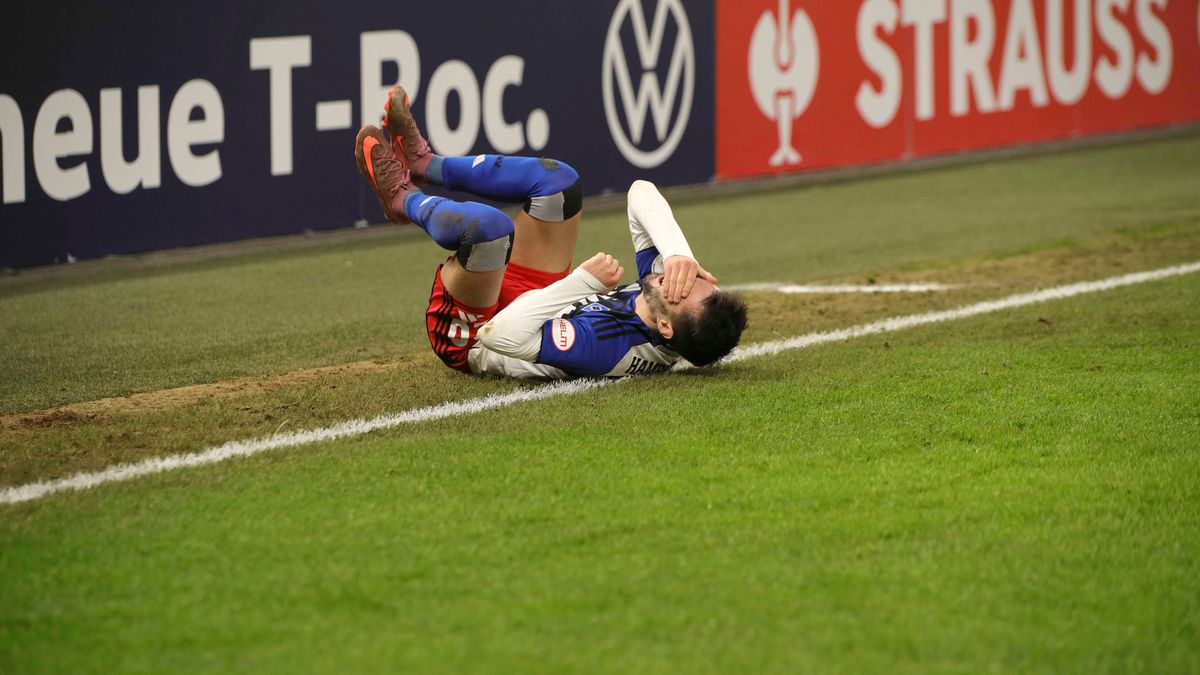 Foto : der HSV am Boden zerstört , Fabio Daniel VIEIRA Fussball Bundesliga , DFB Pokal am Mi. 03.12.2025 Hamburger SV - Holstein Kiel *** Photo of HSV devastated , Fabio Daniel VIEIRA Soccer Bundes...