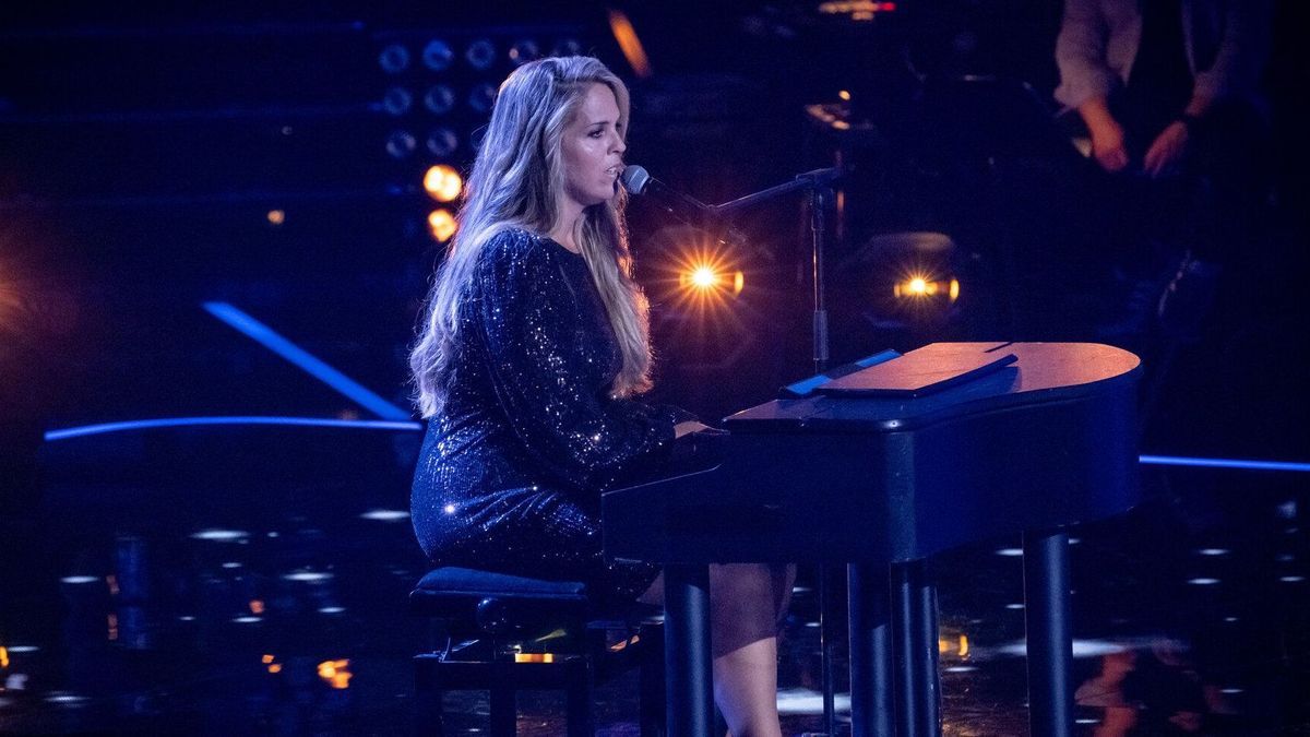 Jennifer Lynn spielt am Klavier im Teamfight bei "The Voice of Germany" 2024