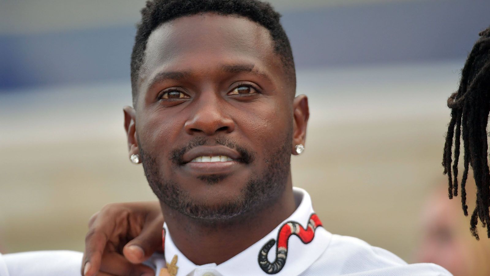 
                <strong>Mögliche Landing Spots für Antonio Brown </strong><br>
                Antonio Brown ist nicht mehr Teil der Tampa Bay Buccaneers und nun auch wieder Free Agent. Damit kann sich "AB" jedem NFL-Team anschließen. ran stellt mögliche Landing Spots für den Skandal-Profi vor.
              