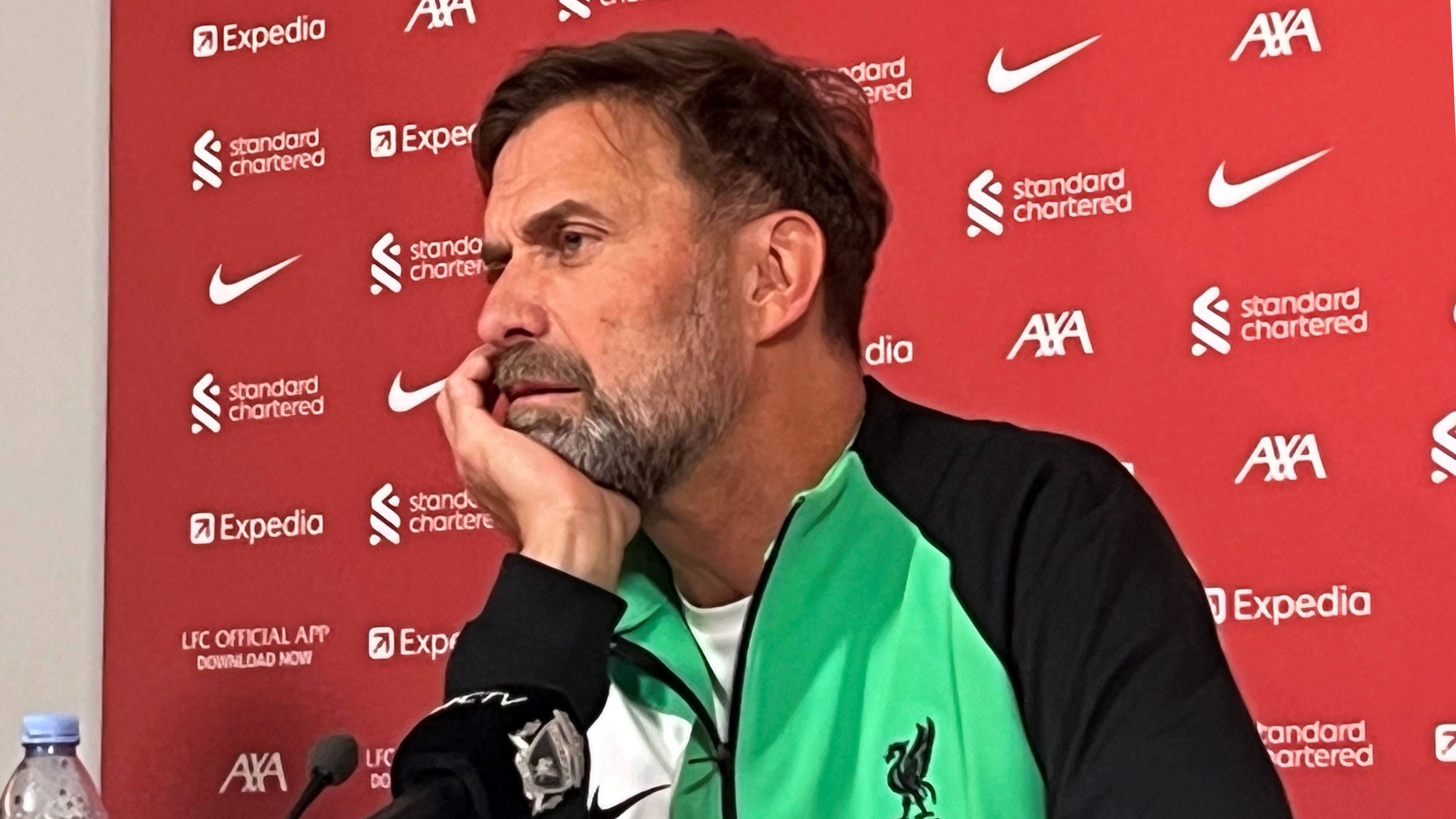 <strong>26. Januar 2024: Klopp kündigt Abschied an</strong><br>Der FC Liverpool ist zurück in der Erfolgsspur. Vier Titel scheinen möglich. Dann verkündet Klopp seinen Abschied am Saisonende. Er kann nicht mehr. "Ich merke, dass ich langsam keine Energie mehr habe", begründet er seine Entscheidung. Ein Stich ins Herz der Fans. Und eine Hypothek für die Spieler, die ihrem Coach noch so viele Titel wie möglich schenken wollen.