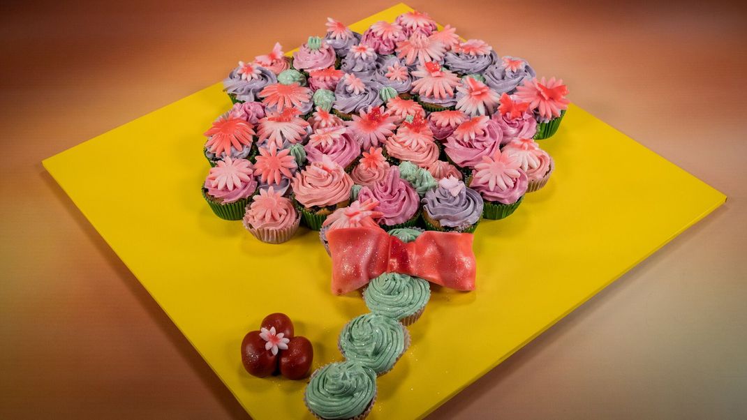 Pistazienmuffins mit Pistazienpraliné-Ganache &amp;  Heidelbeermuffins mit Heidelbeer-Basilikum-Füllung &amp; Zitronenbuttercreme-Frosting